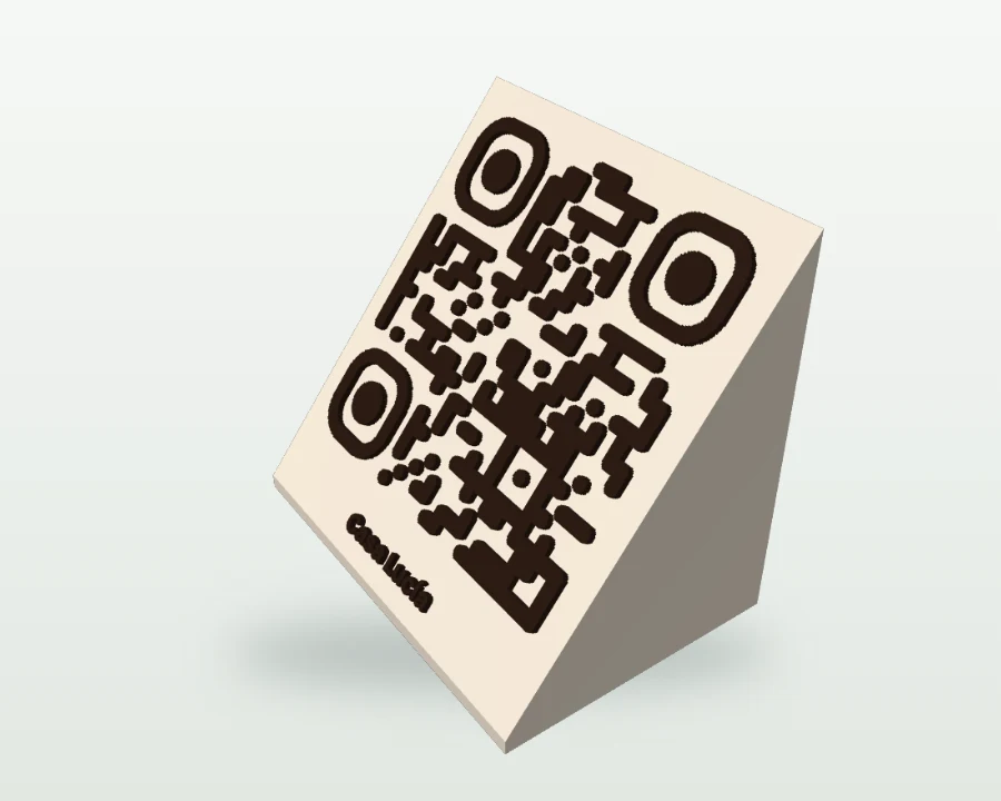 Soporte de mesa inclinado impreso en 3D con código QR en relieve